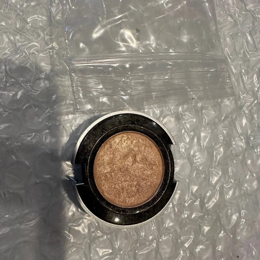 Urban Decay‎ Eyeshadow blunt eye shadow token